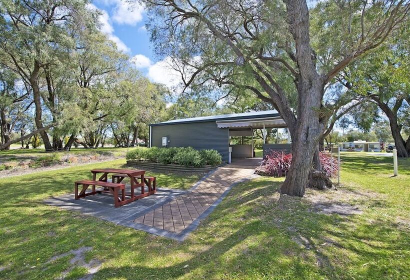 فندق Acclaim Rose Gardens Beachside Holiday Park