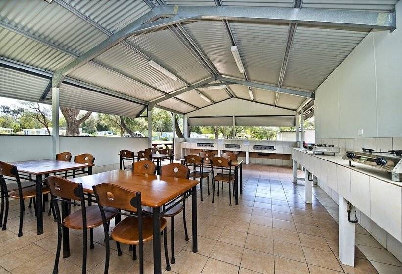 فندق Acclaim Rose Gardens Beachside Holiday Park