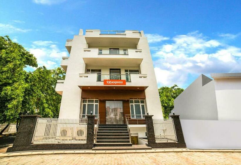 Отель Fabexpress The Uhas