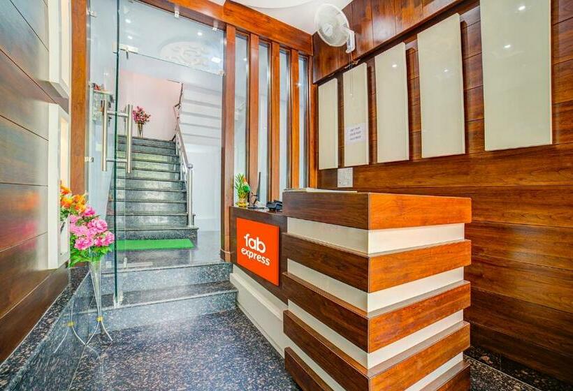 Отель Fabexpress The Uhas