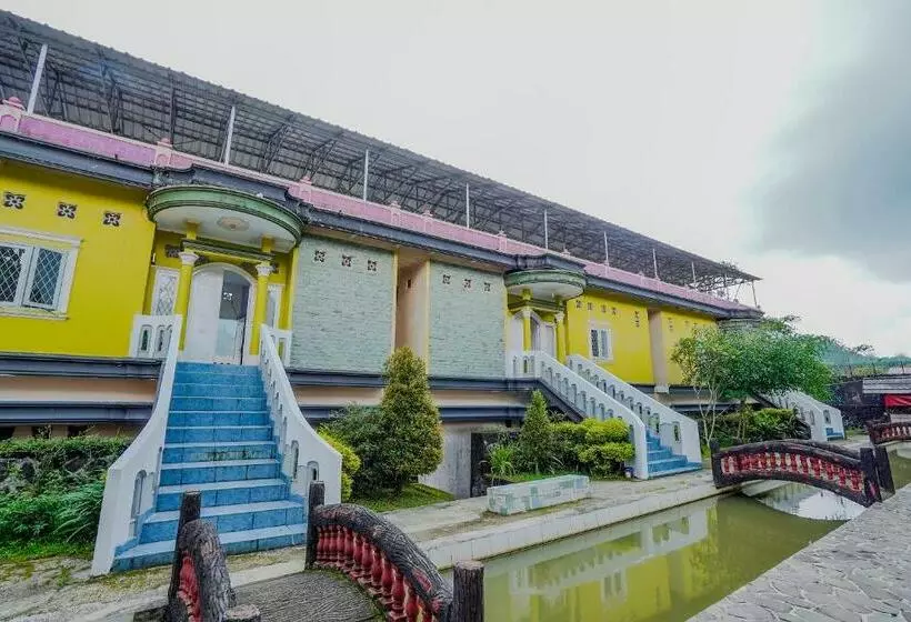 هتل Reddoorz Plus Near Tapal Kuda Cugenang Cianjur