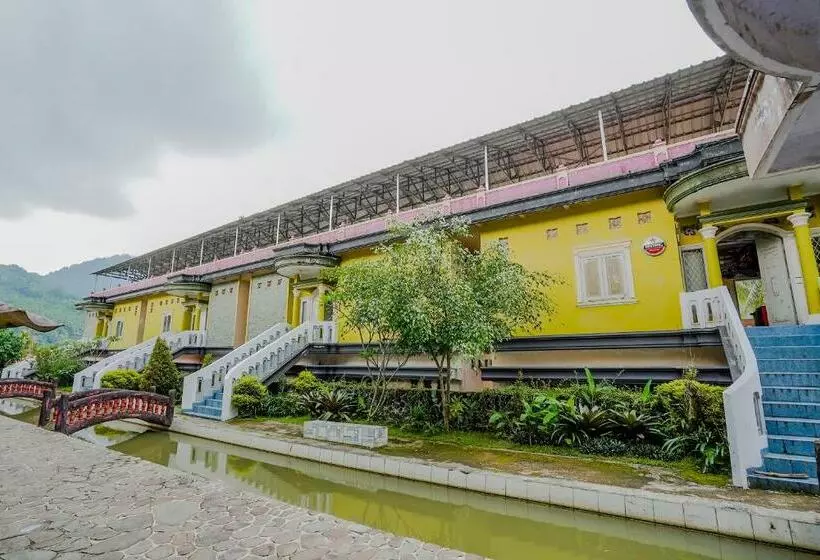 هتل Reddoorz Plus Near Tapal Kuda Cugenang Cianjur