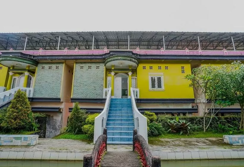 هتل Reddoorz Plus Near Tapal Kuda Cugenang Cianjur