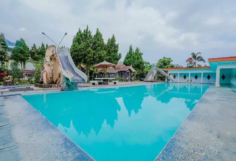 هتل Reddoorz Plus Near Tapal Kuda Cugenang Cianjur