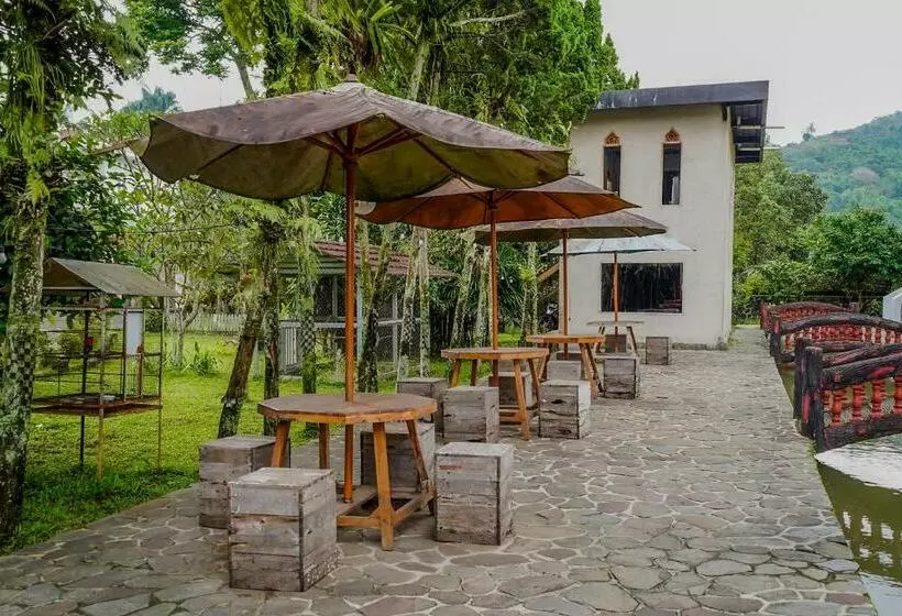 هتل Reddoorz Plus Near Tapal Kuda Cugenang Cianjur