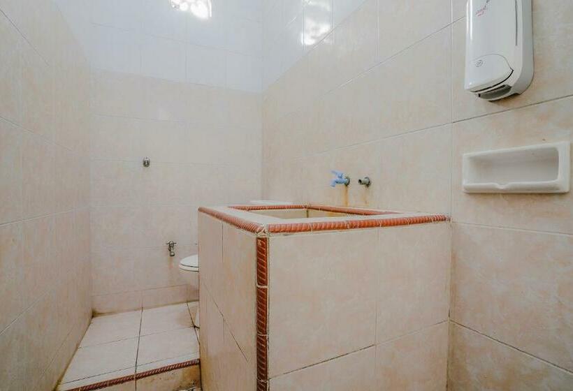 בית מלון כפרי Reddoorz Plus Near Tapal Kuda Cugenang Cianjur