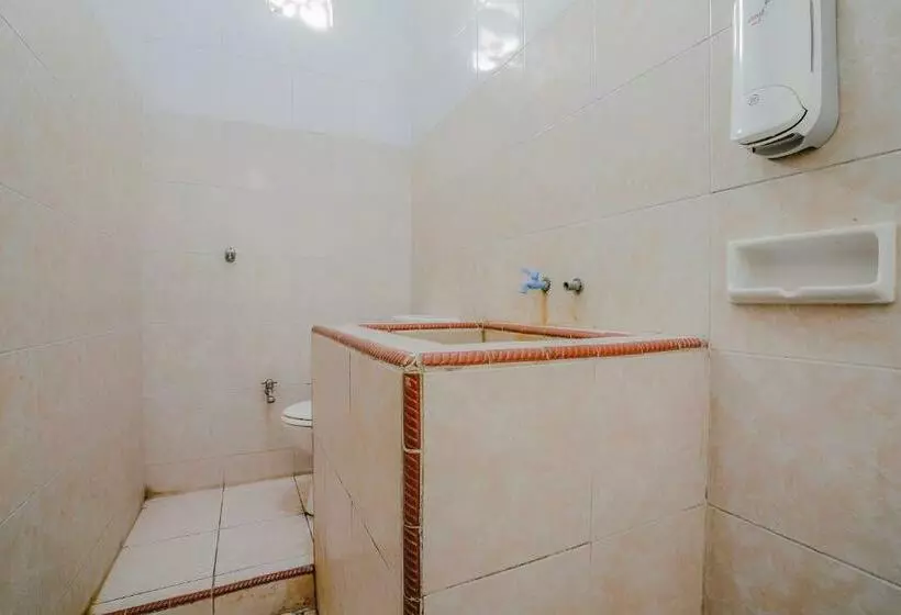 هتل Reddoorz Plus Near Tapal Kuda Cugenang Cianjur