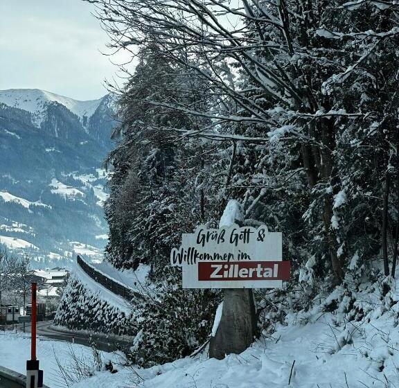 ホテル Cafe Zillertal