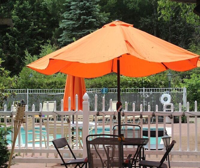 בית מלון כפרי Phoenix Inn Resort