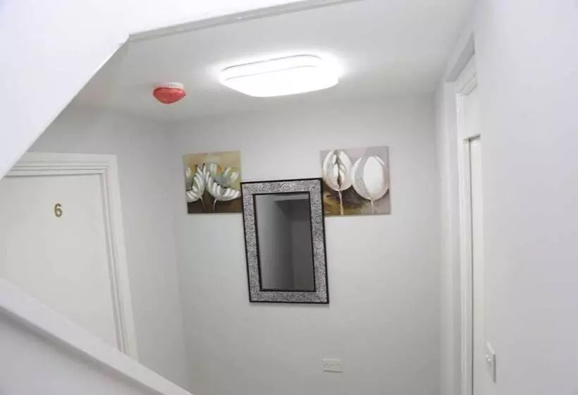 Majatalo Budget 4 Bed House In Woolwich