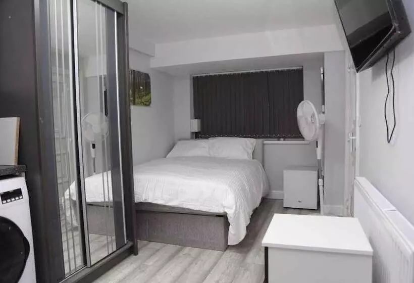 Majatalo Budget 4 Bed House In Woolwich