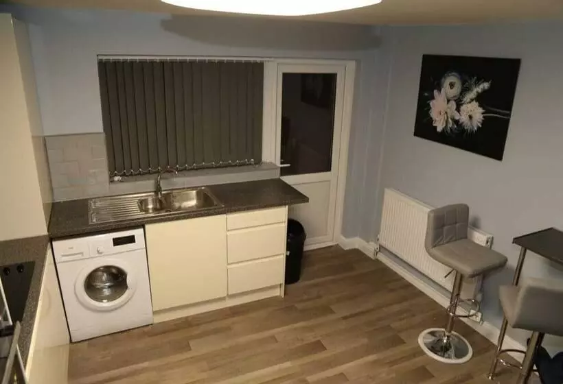 Majatalo Budget 4 Bed House In Woolwich