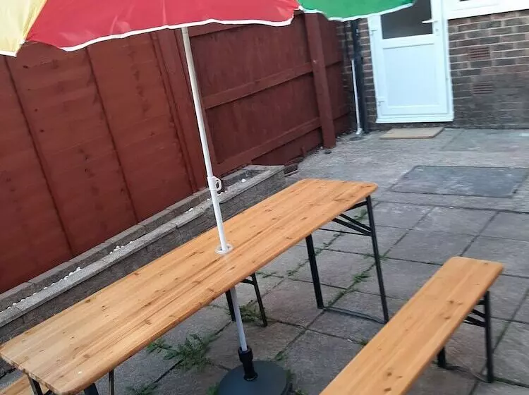 Majatalo Budget 4 Bed House In Woolwich