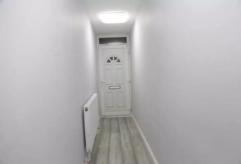 Majatalo Budget 4 Bed House In Woolwich