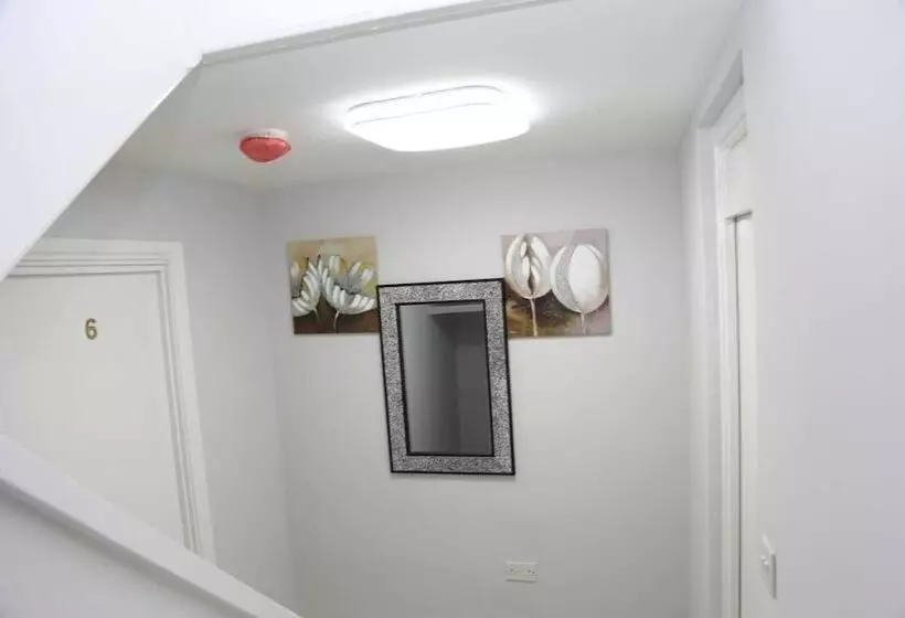 Majatalo Budget 4 Bed House In Woolwich