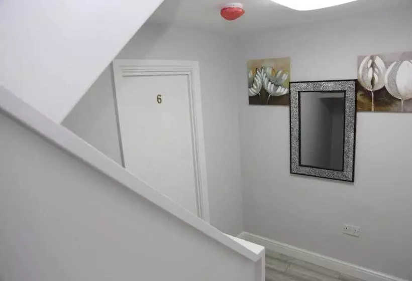 Majatalo Budget 4 Bed House In Woolwich