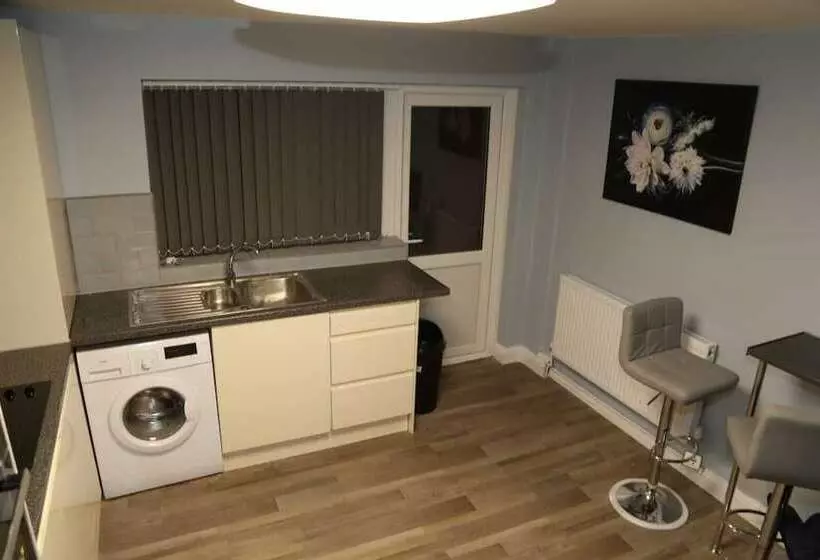 Majatalo Budget 4 Bed House In Woolwich