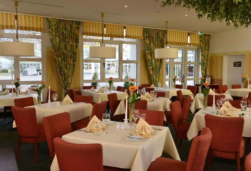 בית מלון כפרי Plaza Inn Leonberg