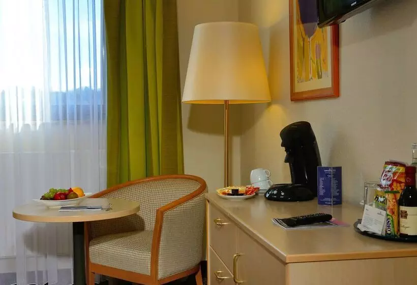 בית מלון כפרי Plaza Inn Leonberg