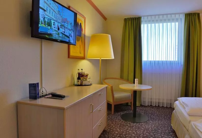 בית מלון כפרי Plaza Inn Leonberg