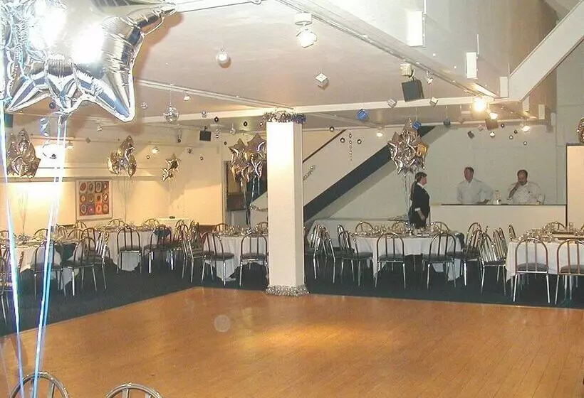 Отель Days Inn Sandy