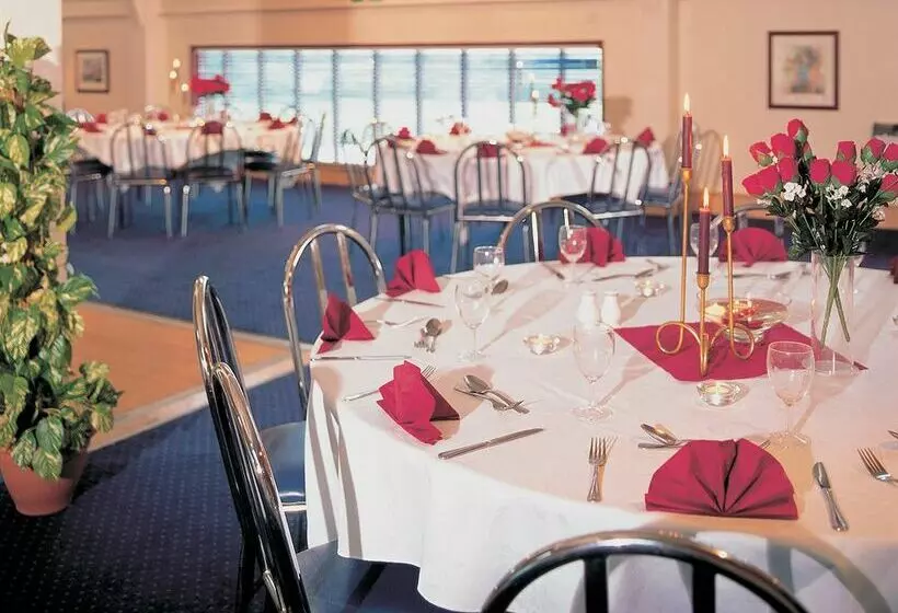 Отель Days Inn Sandy