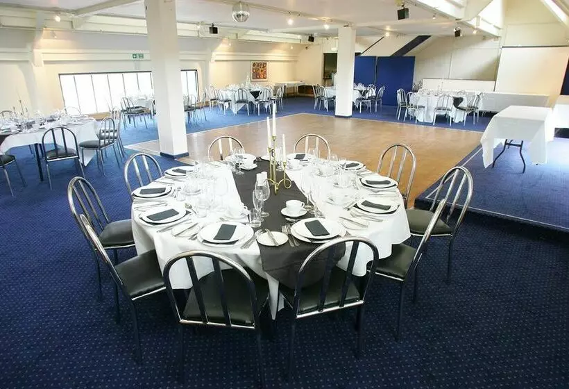 Отель Days Inn Sandy