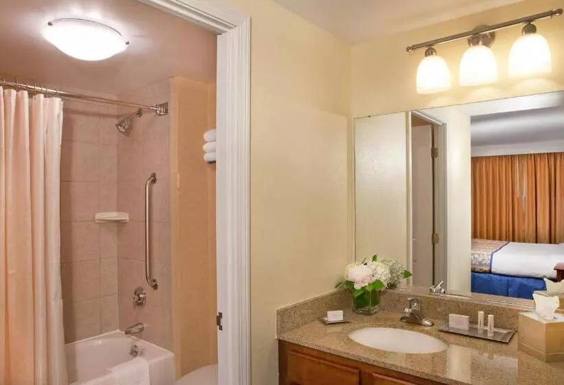 Отель Residence Inn By Marriott Boston Harbor On Tudor Wharf