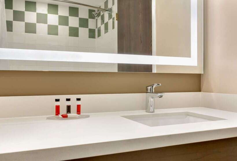 Hotel Super 8 By Wyndham Ajax/toronto On