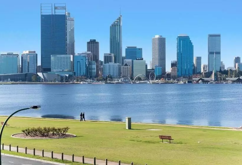 בית מלון כפרי The Peninsula Riverside Serviced Apartments