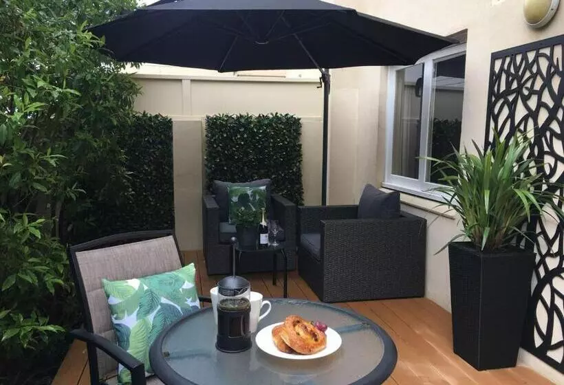 בית מלון כפרי The Peninsula Riverside Serviced Apartments