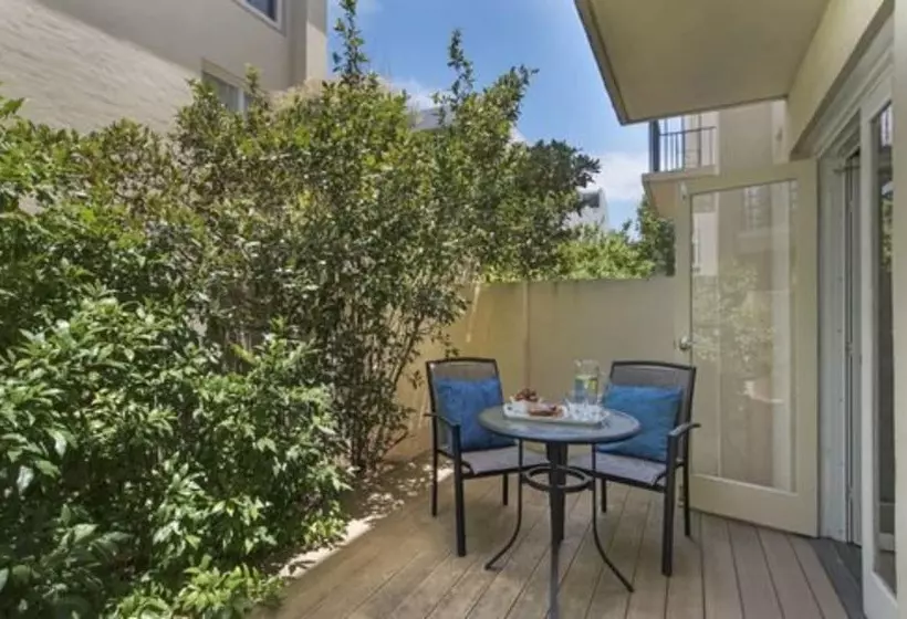 בית מלון כפרי The Peninsula Riverside Serviced Apartments