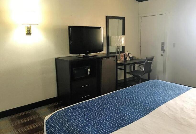 Отель Travelodge By Wyndham New Braunfels