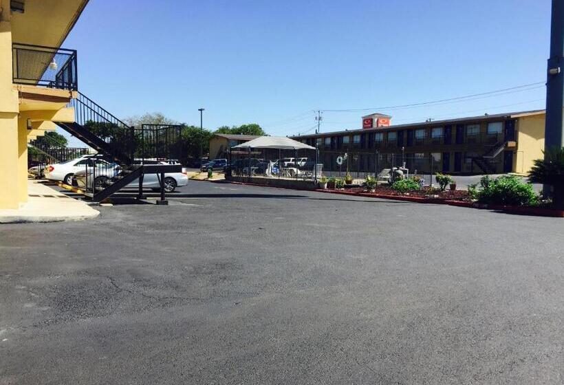 Отель Travelodge By Wyndham New Braunfels