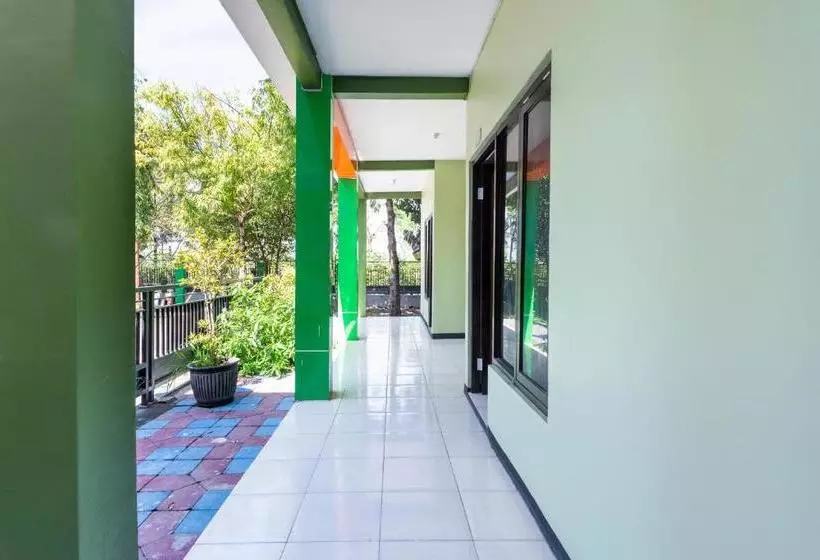 هتل Oyo 3452 Esemka  Residences Syariah