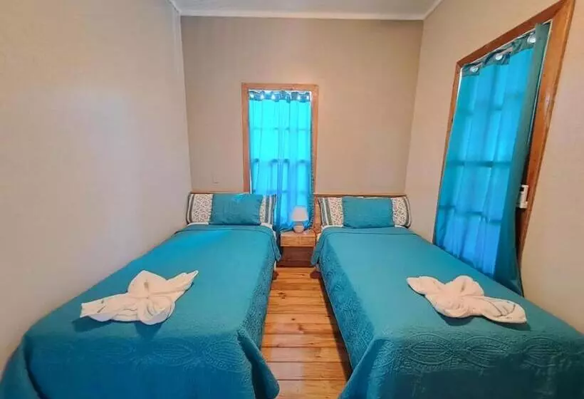 هتل The Odyssey Resort Utila