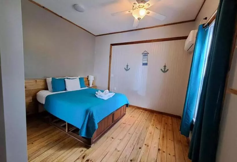 هتل The Odyssey Resort Utila