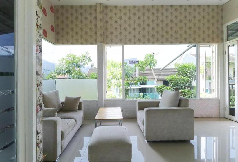 Pension Griya Mulya Near Alun Alun Batu Mitra Reddoorz