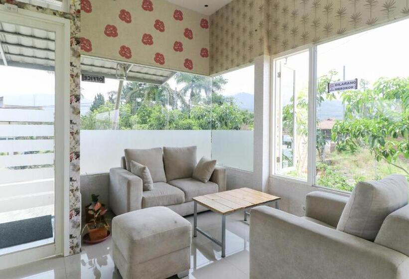 Pansiyon Griya Mulya Near Alun Alun Batu Mitra Reddoorz