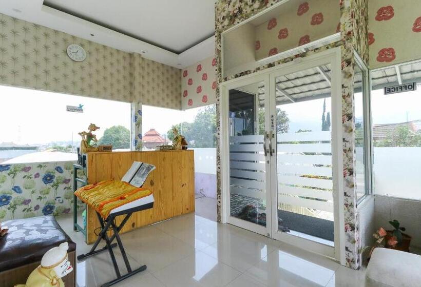 Pension Griya Mulya Near Alun Alun Batu Mitra Reddoorz