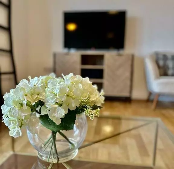 ベッドアンドブレックファースト Koala & Tree   Modern 1 Bed Apartment For 4 Guests In The Heart Of Cambridge   Short Lets & Serviced