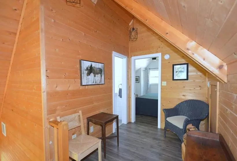 Rosies Creekside Retreat   3 Br Escape!