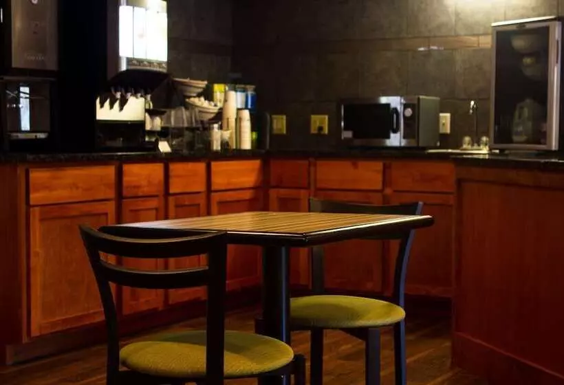 Отель Best Western Plus Menomonie Inn & Suites