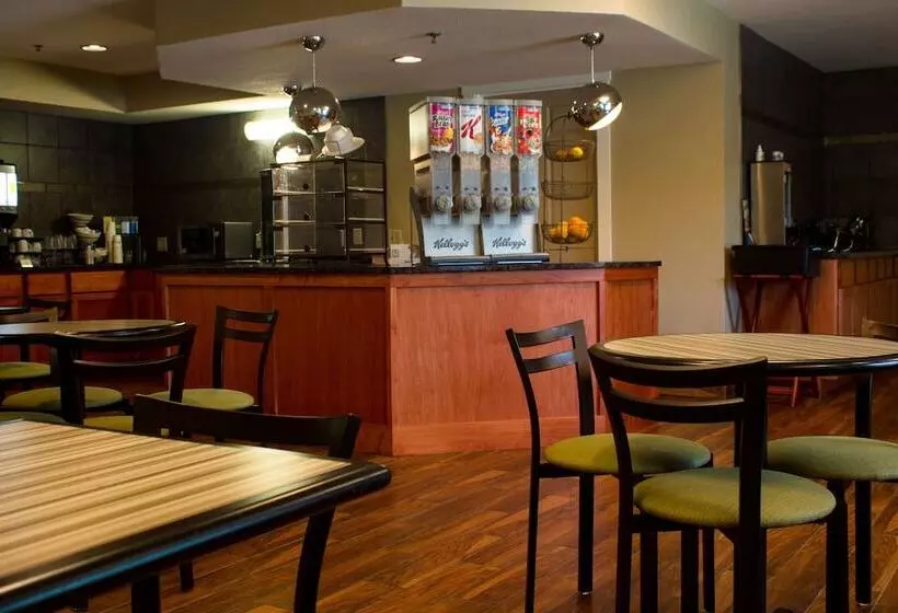 Отель Best Western Plus Menomonie Inn & Suites