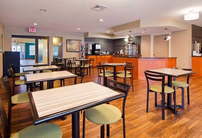 Отель Best Western Plus Menomonie Inn & Suites