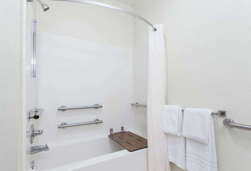 فندق Days Inn By Wyndham Near Kansas Speedway