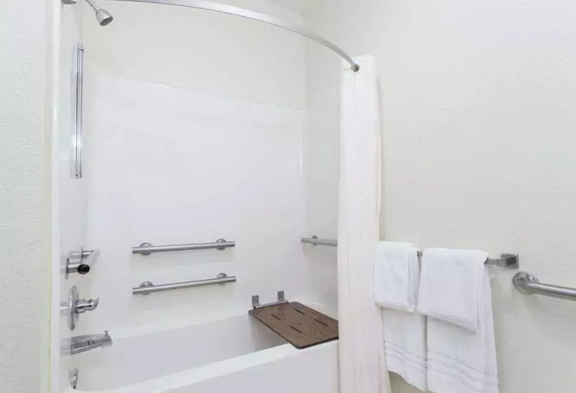 هتل Days Inn By Wyndham Near Kansas Speedway