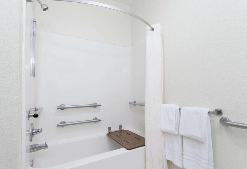 فندق Days Inn By Wyndham Near Kansas Speedway