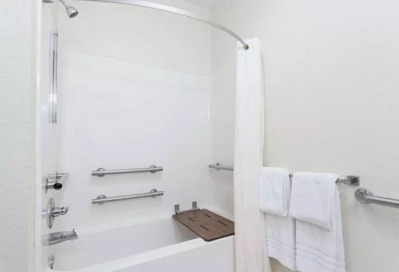 هتل Days Inn By Wyndham Near Kansas Speedway