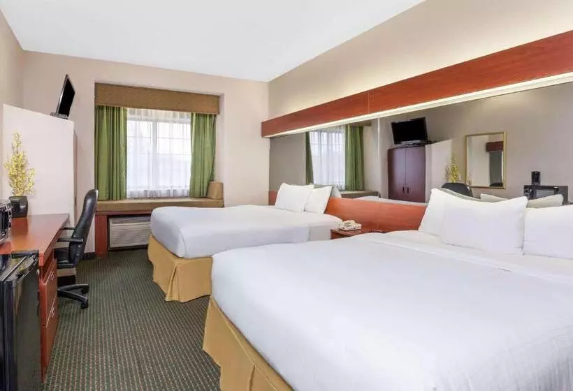 هتل Days Inn By Wyndham Near Kansas Speedway